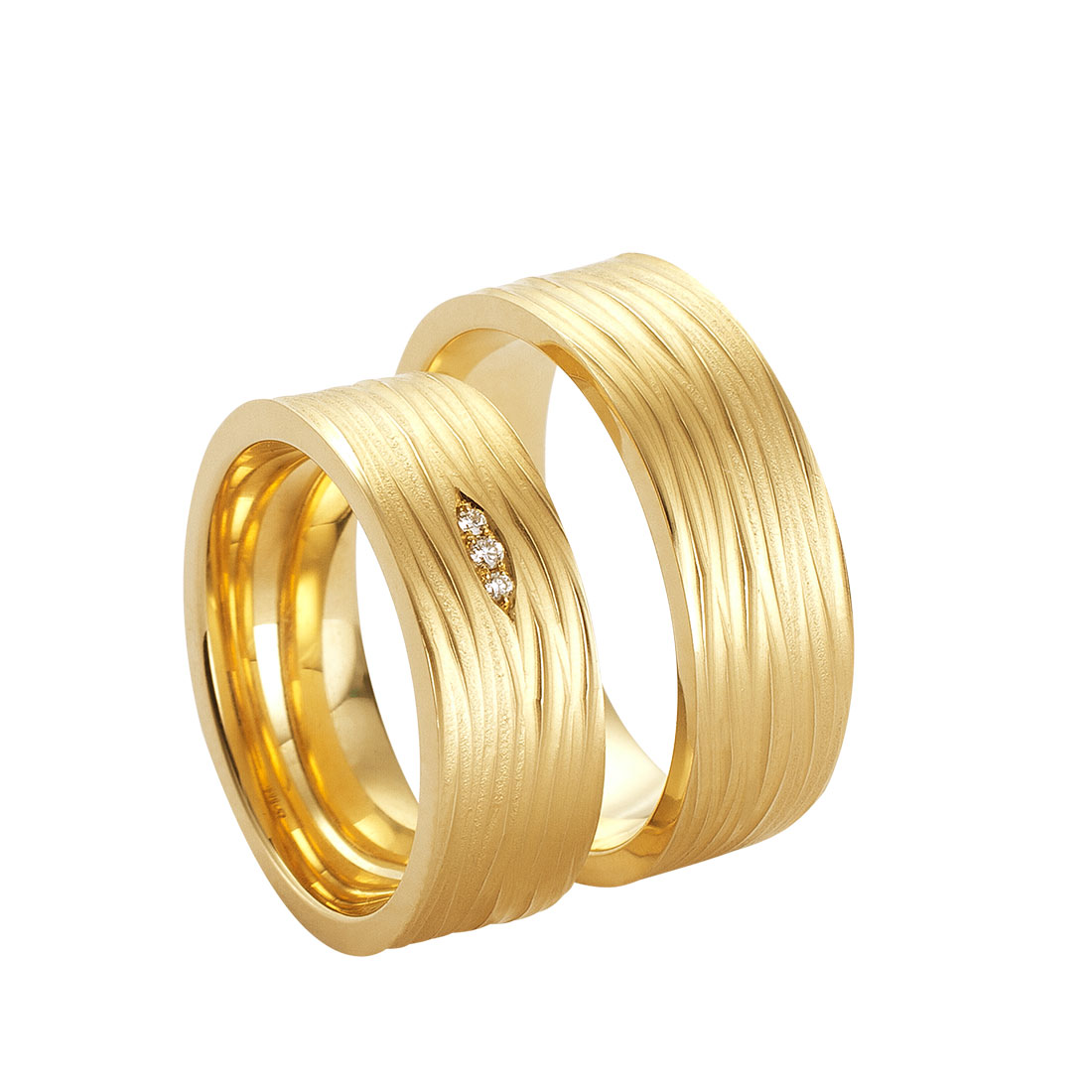 Alles im Fluss kunstvoller Gelbgold Trauring von Wörner